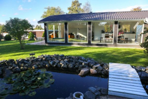 The comfort of this cottage merges with nature in Holbæk